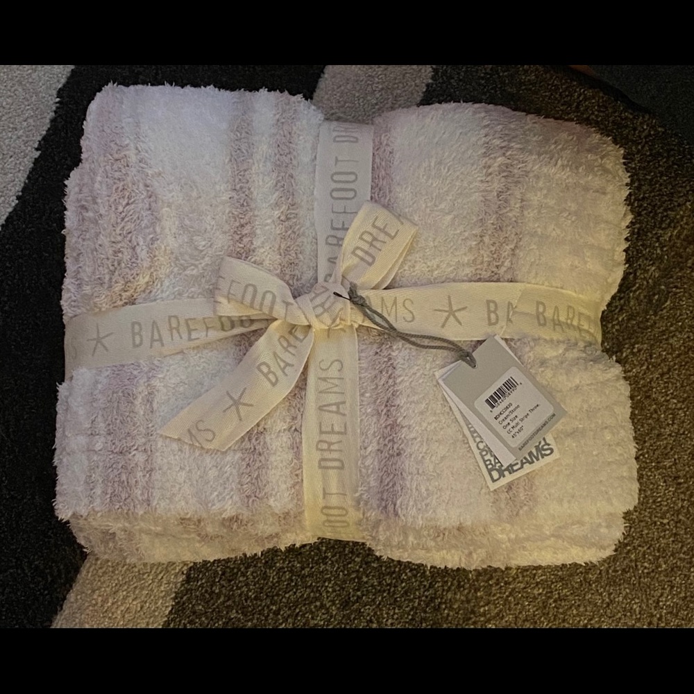 Barefoot dreams throw blanket